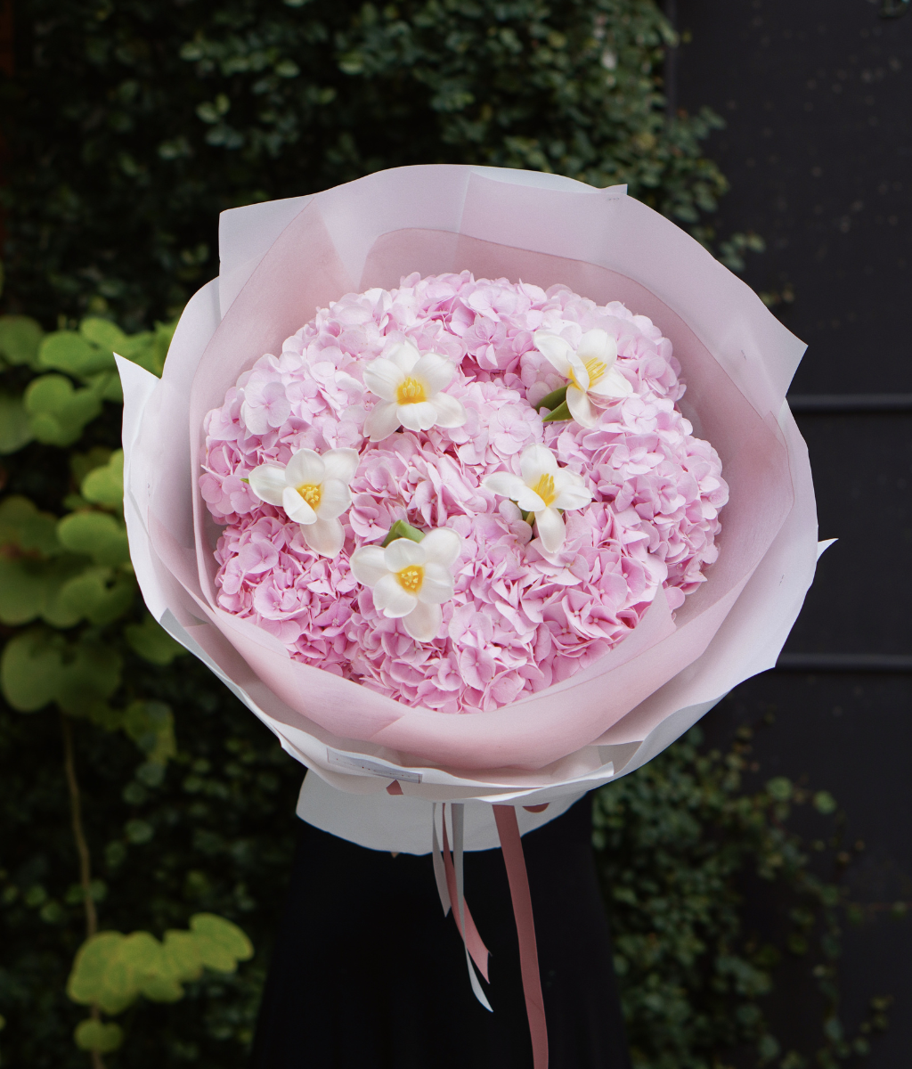 A Sweet Surprise tú cầu hồng